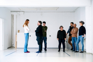 Ziel des Aufführungskurses ist es, ein Theaterstück zu erarbeiten